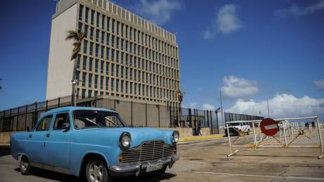 FILE PHOTO: The US embassy in Cuba, where mysterious ‘attacks’ on US embassy staff were reported © AFP / Yamil Lage 
