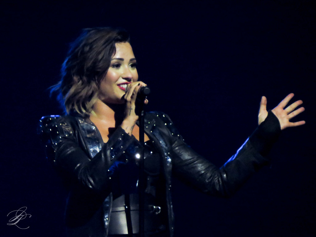 Demi Lovato consideră termenul „extratereștri” un termen ofensator.