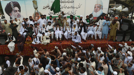 Tehreek-e-Labaik Pakistan (TLP) party supporters at a rally demanding Bibi's death. © AFP / Arif Ali
