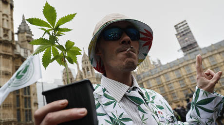 Campaigners for the medical use of cannabis gather outside the Houses of Parliament in central London on February 23, 2018. © AFP / Adrian Dennis