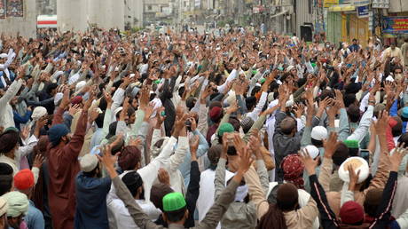 Supporters of the Tehreek-e-Labaik Pakistan (TLP) Islamist political party chant slogans as they protest protest against the arrest of their leader in Lahore, Pakistan (FILE PHOTO) © REUTERS/Stringer