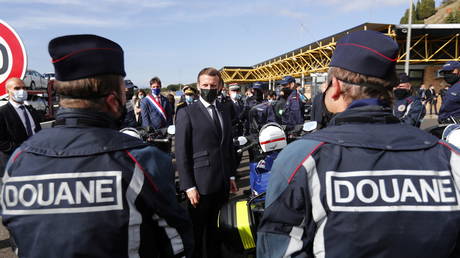 French President Emmanuel Macron speaks to police officers during a visit on the strengthening of border controls (FILE PHOTO) © Guillaume Horcajuelo/Pool via REUTERS