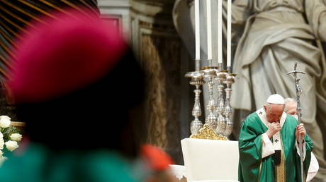 Pope Francis leads a mass to open the synod of bishops in Vatican City, October 10, 2021. © REUTERS / Remo Casilli