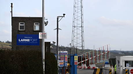 A sign is seen with a message against the Brexit border checks in relation to the Northern Ireland protocol at the harbour in Larne, Northern Ireland February 12, 2021. © Reuters / Clodagh Kilcoyne