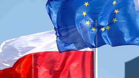 FILE PHOTO: European Union and Polish flags flutter in Mazeikiai, Lithuania April 5, 2019. © Reuters / Ints Kalnins