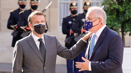 FILE PHOTO: French President Emmanuel Macron welcomes Australian Prime Minister Scott Morrison in front of the Elysee Palace in Paris, France, June 15, 2021. © REUTERS / Pascal Rossignol