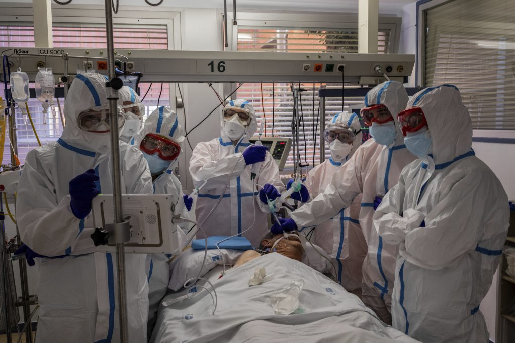 INSP: De la începutul pandemiei, unul din 62 de cazuri a fost înregistrat la personal medical