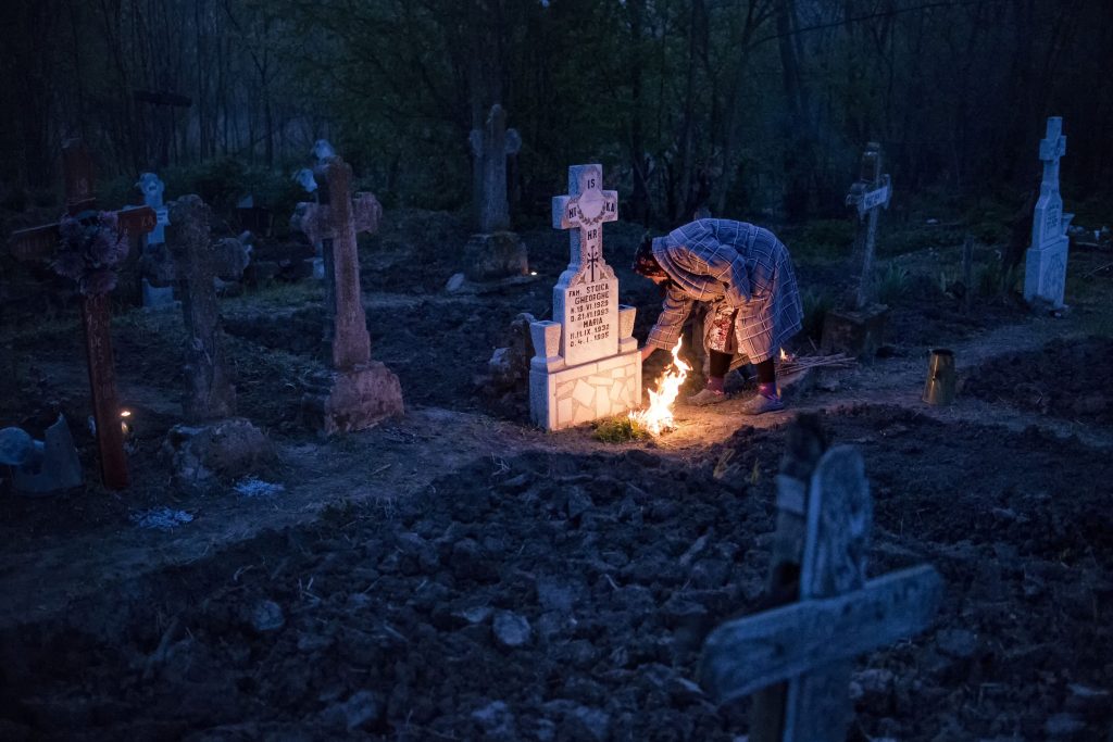 Mormânt tămâiat de o femeie