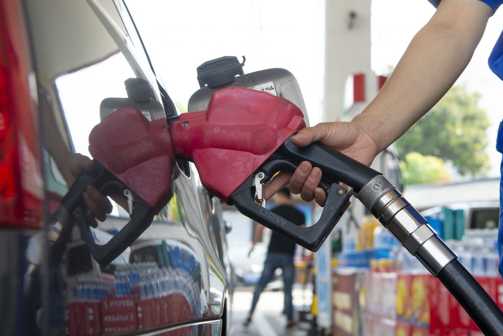 Restricțiile impuse pe fondul pandemiei duc la scăderea prețului petrolului