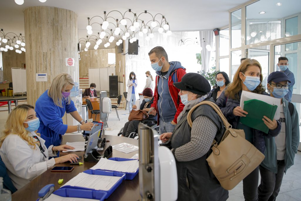 https://alephnews.ro/economie/hipermarketul-care-permite-accesul-tuturor-clientilor-indiferent-daca-au-sau-nu-certificat-verde/