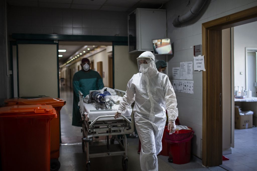 Cifre oficiale: Peste 69% dintre cei infectați s-au vindecat. Rata deceselor este de 2,42%, în România