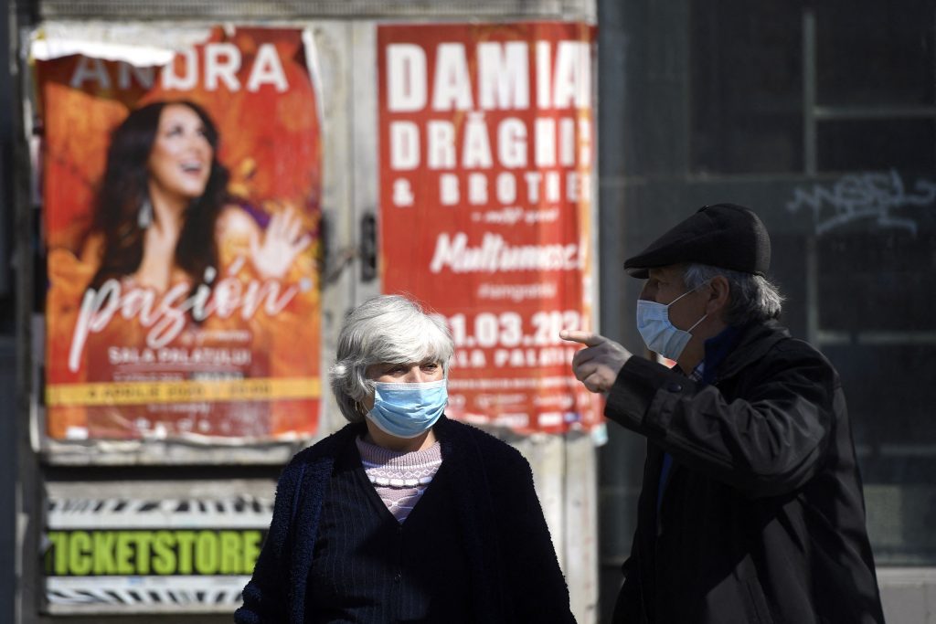 batrani cu masca pe strada in bucuresti