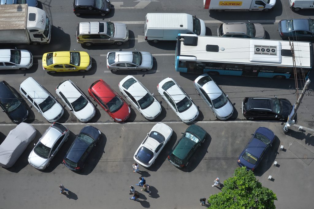 masini si autobuz stb pe strada