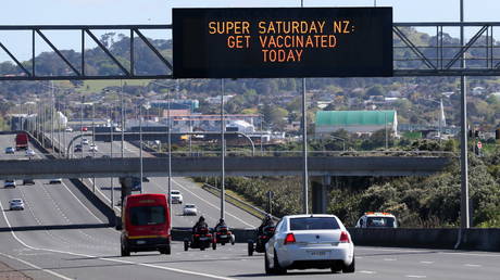 A sign on an Auckland motorway urges people to get vaccinated. ©REUTERS / Simon Watts
