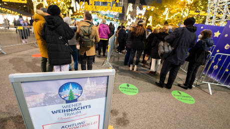 A line in front of a Christmas market in Vienna, Austria, November 12, 2021. © 
 Georg Hochmuth/APA/AFP