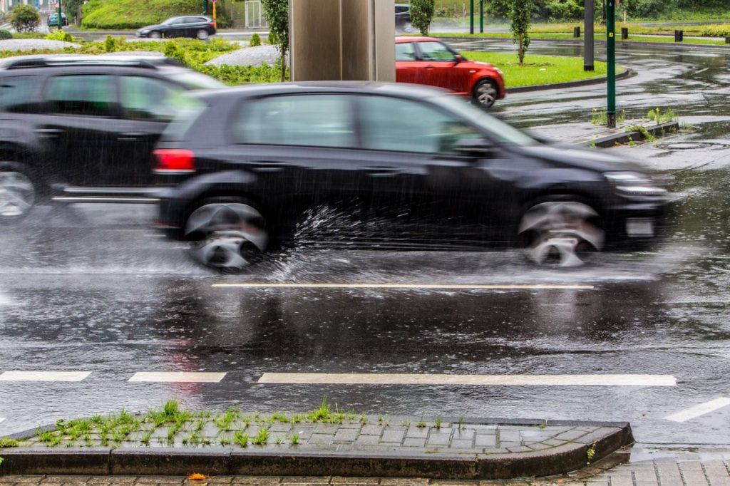 masini care circula prin ploaie.