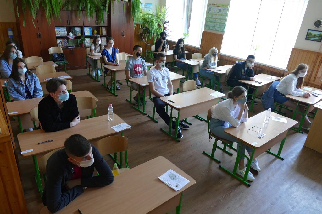 Lege promulgată: Elevii vor studia obligatoriu educaţie financiară şi educaţie juridică începând cu anul şcolar viitor