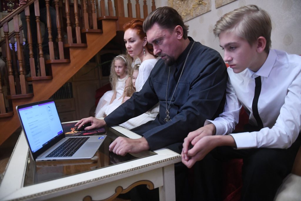 Premieră în instituţii: Serviciile publice și private se pot face direct de acasă prin mijloace video