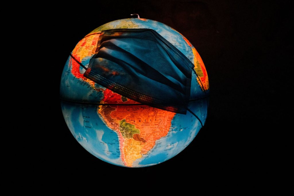 o masca sanitara peste globul pamantesc