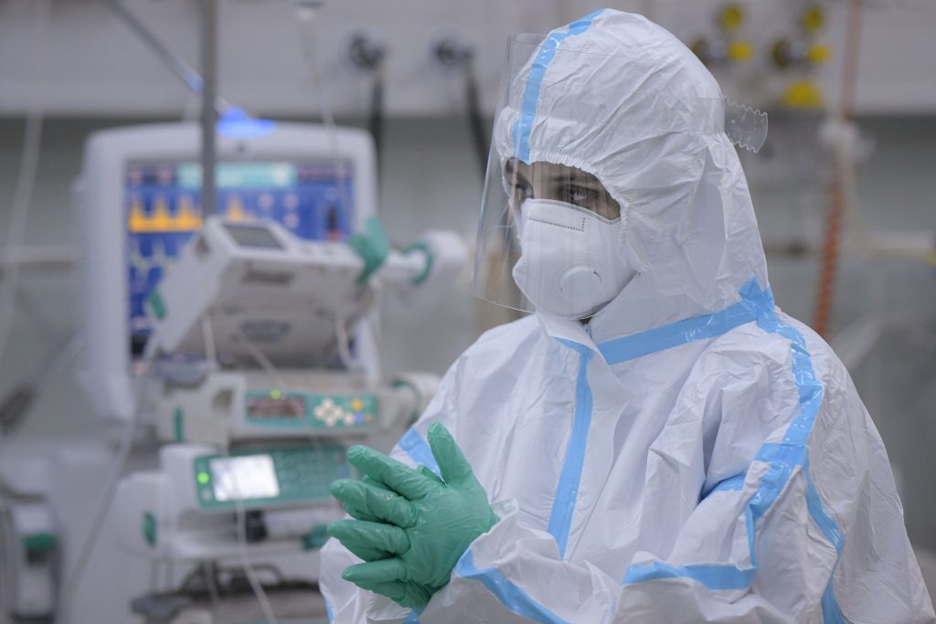 Cadre medicale lucreaza in sectia de terapie intensiva COVID-19 din Institutul de Pneumoftiziologie "Marius Nasta", in Bucuresti, joi, 23 septembrie 2021. ANDREEA ALEXANDRU / MEDIAFAX FOTO