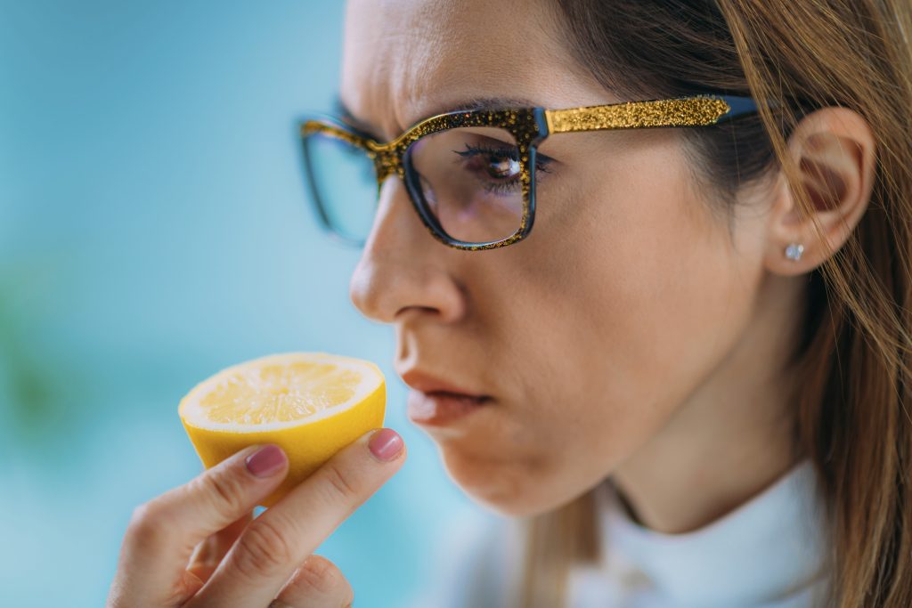 Lipsa mirosului, cauzată de COVID, poate avea efecte și asupra psihicului. Explicația specialiștilor