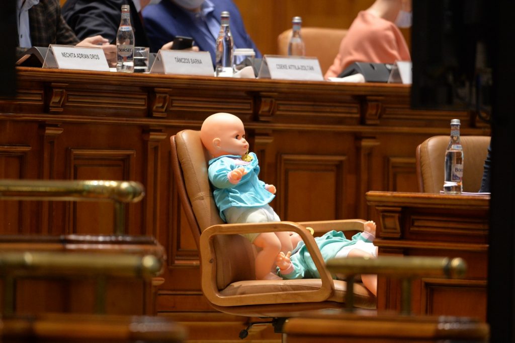 papuse pe un scan un parlamentul romaniei