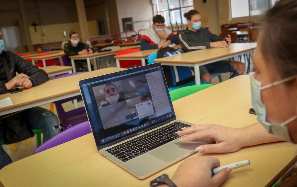 Ministrul Educaţiei propune scurtarea semestrului al doilea cu o săptămână. Când s-ar termina școala