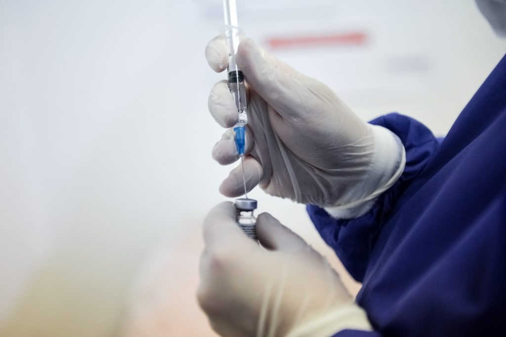 Aproape 47.000 de persoane au fost vaccinate în ultimele 24 de ore, conform statisticii realizate duminică de Comitetul Naţional de Coordonare a Activităţilor privind Vaccinarea împotriva COVID-19. Circa un sfert au făcut prima doză.