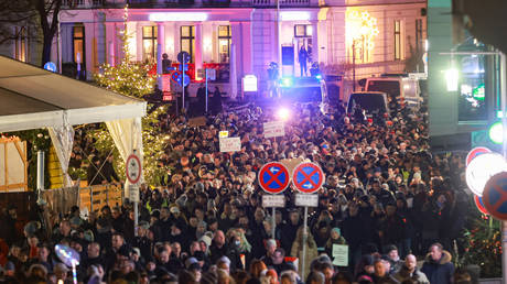 People demonstrate downtown against the Corona measures, Schwerin. © Getty Images / Ulrich Perrey