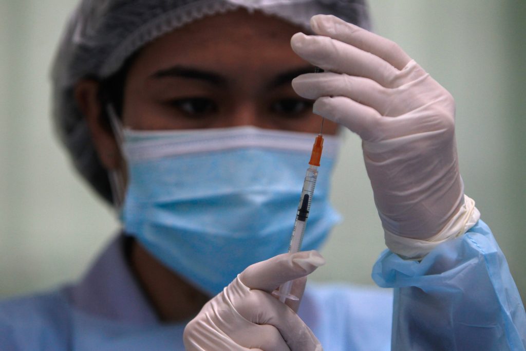 Persoanele nevaccinate au de 32 de ori mai multe șanse de a muri din cauza coronavirusului decât cele care au fost vaccinate de două ori, potrivit cifrelor publicate de Oficiul Național de Statistică.