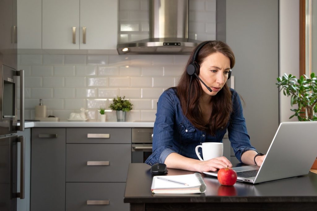 Doar unul din 10 angajați s-ar întoarce la birou după pandemie. Cum vor arăta job-urile în viitor