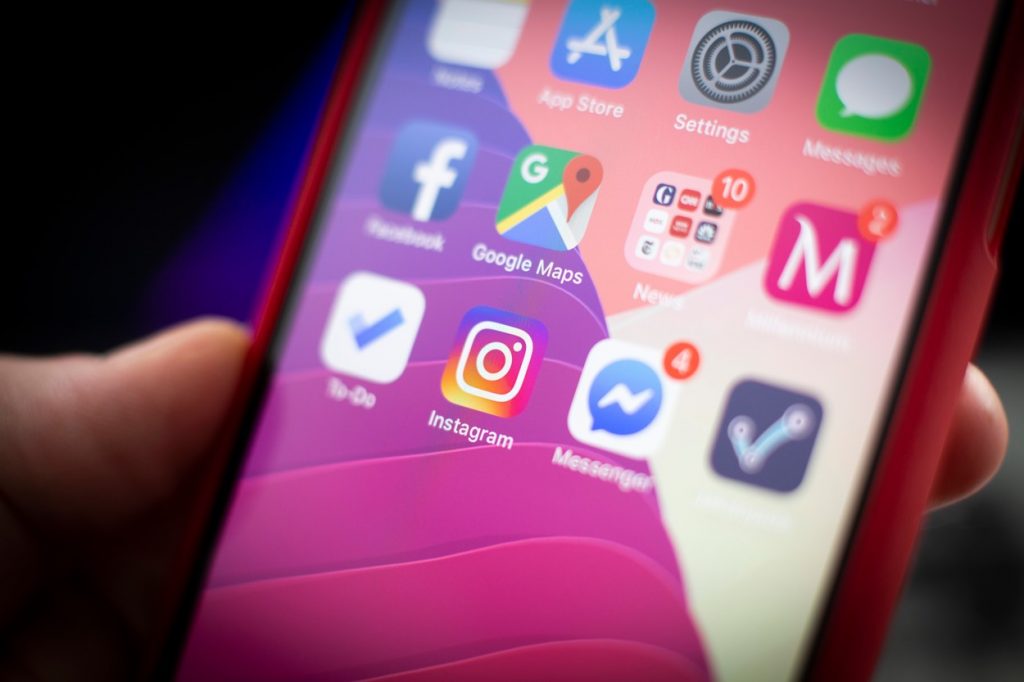 Judecătorii noștri, sociabili în online. În pandemie, şi ei stau pe social media, dar cu restricţii