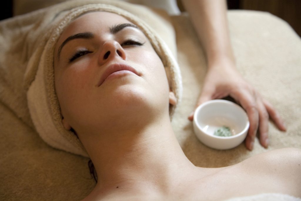 Femeie care se află la salon pentru îngrijirea tenului.