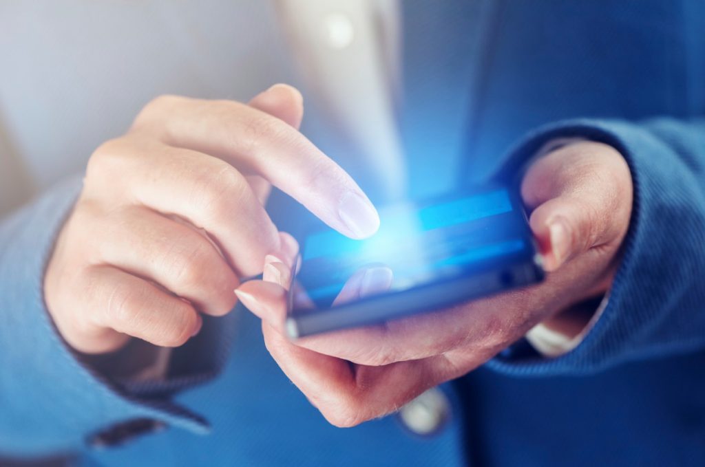 Starea de ebrietate ar putea fi detectată de smartphone: 22 de adulți au consumat alcool timp de 7 ore și apoi s-au testat