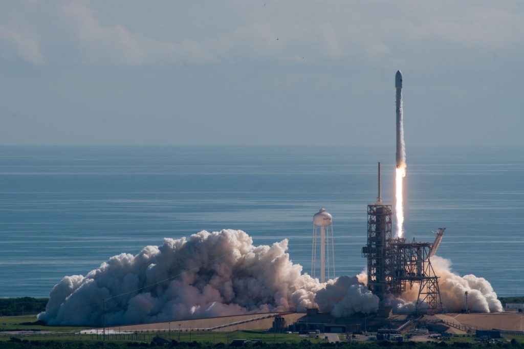 SpaceX, contract cu armata americană pentru o rachetă care parcurge 12.000 de kilometri într-o oră. Ce va transporta