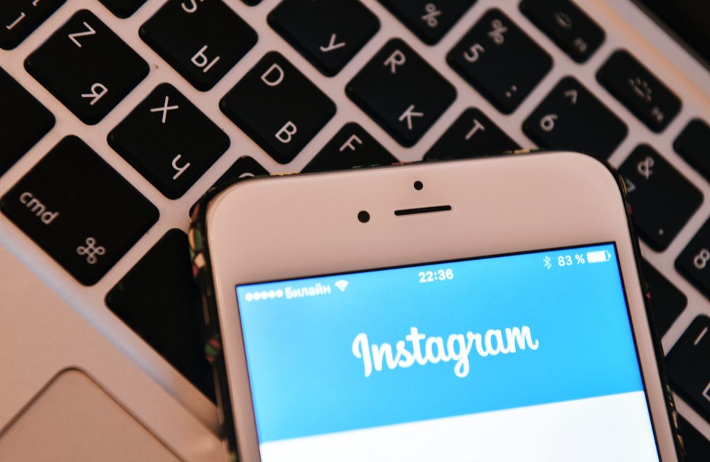 Telefon cu cont de Instagram deschis.