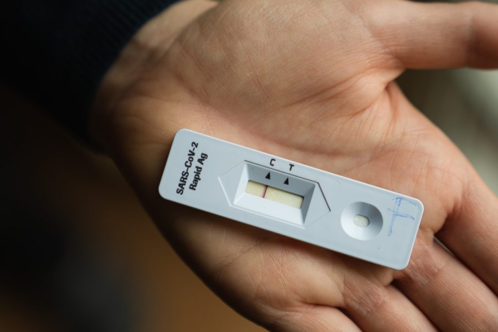 Testele rapide devin mai puțin eficiente în depistarea cazurilor de COVID, pe măsură ce rata de vaccinare crește. Care e explicația