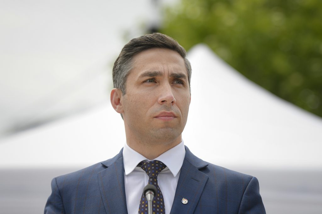 Valeriu Gheorghiță în cadrul unei conferințe de presă. Valeriu Gheorghiță: „Se punea problema la această varianta Epsilon de o reducere a activităţii neutralizante a anticorpilor obţinuţi prin vaccinare. Aceasta este o reducere modestă”.