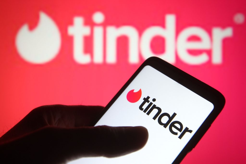 Tinder lansează o nouă funcție "Plus One" pentru a-i ajuta pe utilizatori să găsească o parteneră de nuntă.