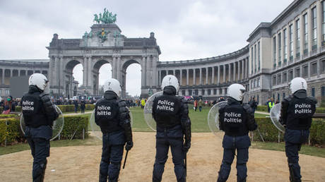 FILE PHOTO: Police officers seen in front of the Triumphal Arch during a demonstration against Brussels' Covid-19 measures, January 23, 2022 © Getty Images / Nik Oiko
