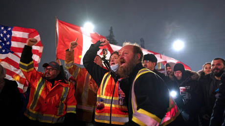 Anti-vaccine mandate protesters at a roadway near the Ambassador Bridge US-Canada border crossing. February 11, 2022. © AFP / Geoff Robins