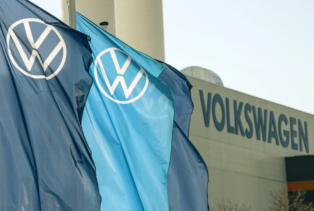 Volkswagen intră în cursă cu Tesla în domeniu maşinilor electrice