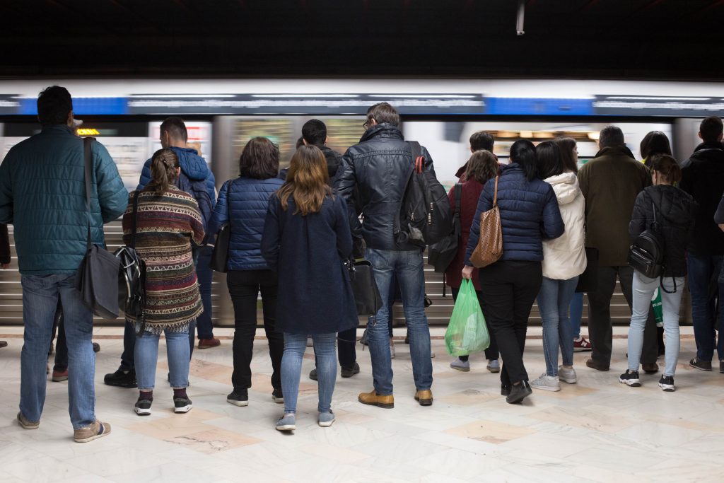 Aglomerație la metrou, după ce o șină s-a defectat între stațiile Mihai Bravu si Dristor 1