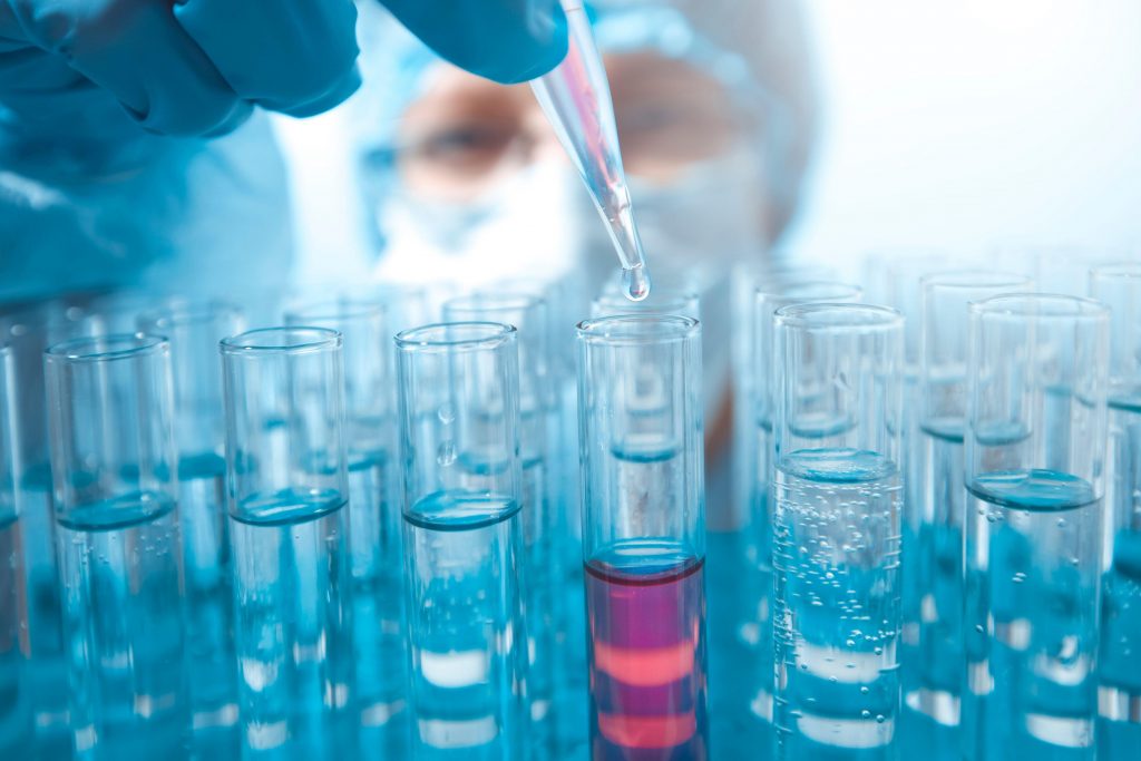 Cât costă analiza de laborator care identifică noile tulpini ale coronavirusului