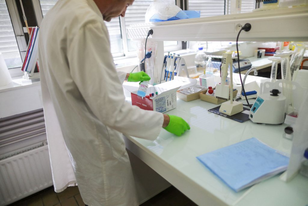Cercetător care se află într-un laborator.