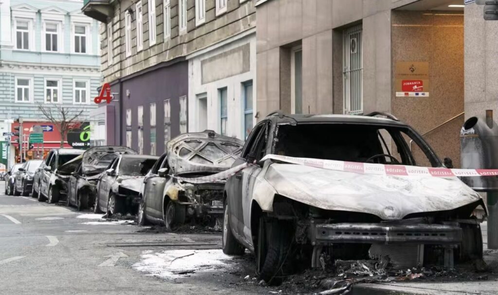 masini politie incendiate viena