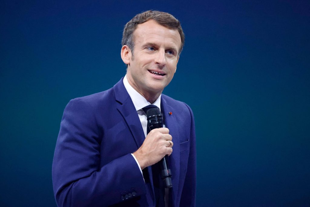 Emmanuel Macron cu microfonul în mână.