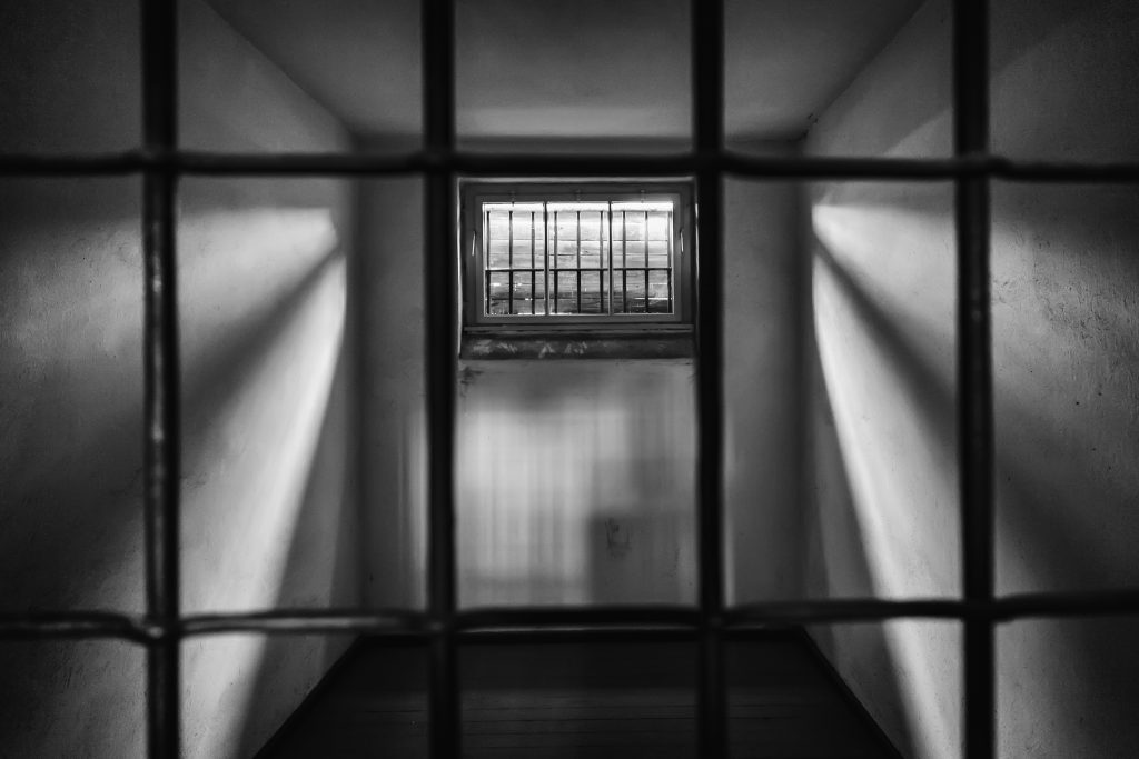 Un bărbat a încercat să violeze o femeie care a intrat în toaleta unui mall. Individul a fost arestat. VIDEO