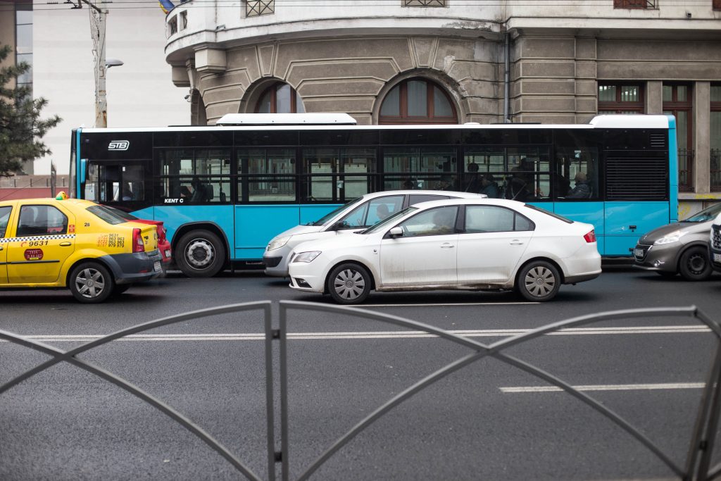 Autobuzele au liber să circule pe liniile de tramvai. Cu cât se reduce timpul parcurs pe drum
