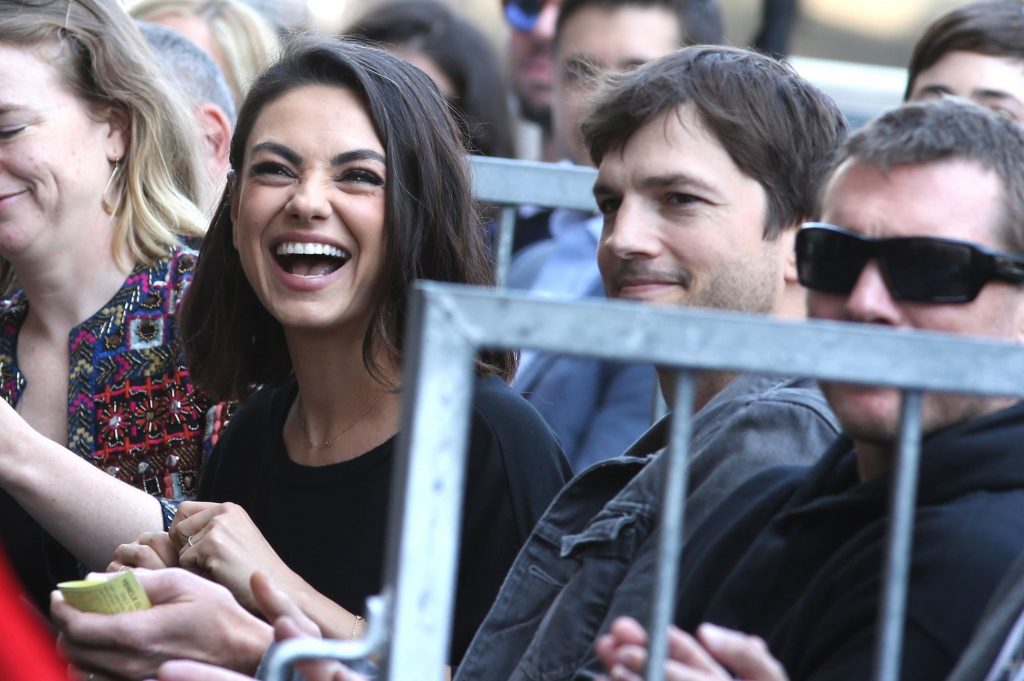 Ashton Kutcher și Mila Kunis.
